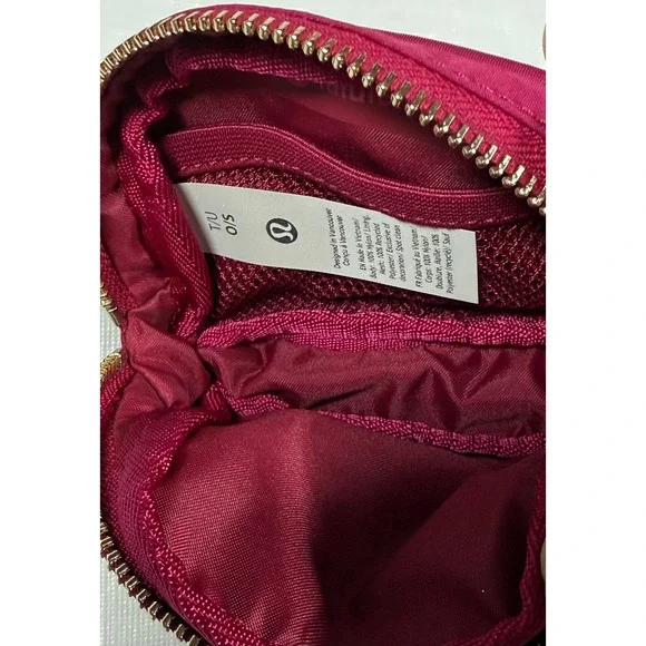 Lululemon Everywhere Belt Bag Nano Berry Rumble / Gold - Picture 4 of 5